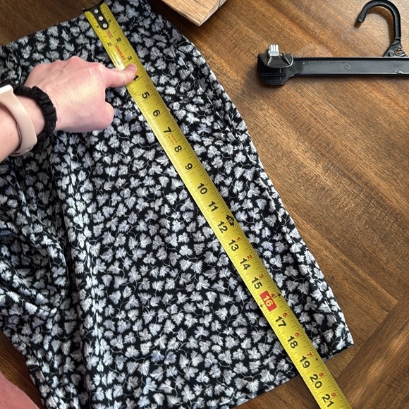 Vintage Honors Apparel Black and White Long shorts with Floral Print medium - Picture 9 of 10